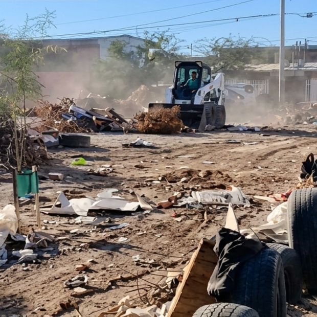Limpian Basurero Clandestino Junto a Primaria Reforma Educativa en Mexicali